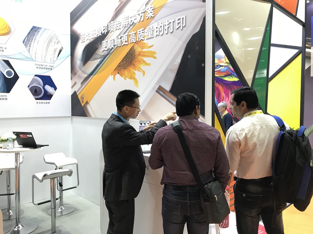展会时代，，，圣戈班高功效塑料多种展品的优异性能吸引了海内外多位客户的到访咨询。。。。。。
